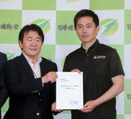 　日本維新の会が設置したガバナンス委員会の中間報告を竹中平蔵委員長（左）から受け取る吉村代表＝１５日午後、国会
