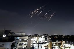 　１４日、イスラエル中部ゲデラから撮影された、迎撃されるイランのミサイル（ロイター＝共同）