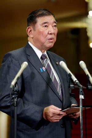 　カナダへの出発を前に、記者団の取材に応じる石破首相＝１５日深夜、首相公邸