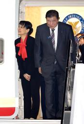 　Ｇ７サミットが開催されるカナダに向け出発する石破首相（右）と妻の佳子さん＝１５日深夜、羽田空港