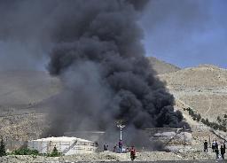 　イスラエル軍による攻撃を受け、黒煙を上げる石油貯蔵施設＝１５日、テヘラン