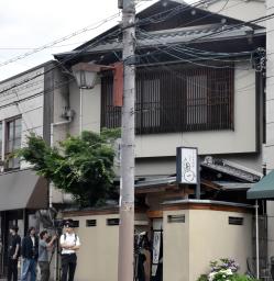 　食品衛生法違反容疑で代表取締役らが逮捕された大阪府河内長野市の飲食店「日本料理　喜一」＝１６日午前