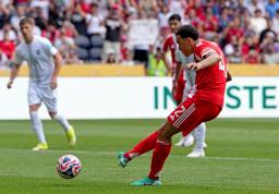 　オークランド・シティー戦の後半、ＰＫを決めるバイエルン・ミュンヘンのムシアラ＝シンシナティ（ゲッティ＝共同）