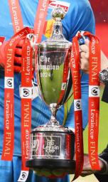 　ＹＢＣルヴァン・カップの優勝トロフィー