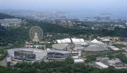 　和歌山県白浜町のレジャー施設「アドベンチャーワールド」。奥は白浜町市街地＝１６日午後０時５４分（共同通信社ヘリから）