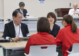 　鳥取県議補選で、立候補者の「２馬力」防止のための宣誓書などを確認する県選管の職員＝５月、鳥取県米子市