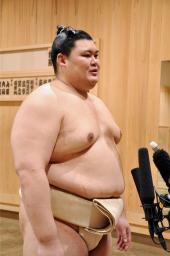 　朝稽古後に取材対応する新横綱大の里＝茨城県阿見町の二所ノ関部屋