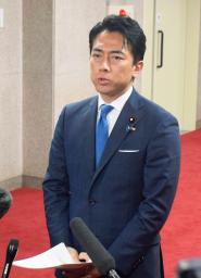 　記者団の取材に応じる小泉農相＝１６日午後、農水省