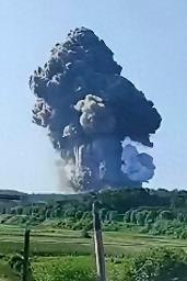 　１６日、爆発が発生した中国湖南省の花火製造工場から立ち上る黒煙として「微博（ウェイボ）」に投稿された画像（共同）