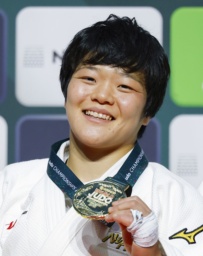 　柔道の世界選手権女子６３キロ級で初出場優勝を果たし、金メダルを手に笑顔を見せる嘉重春樺＝１６日、ブダペスト（共同）