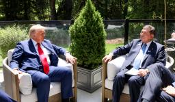 　トランプ米大統領（左）と会談する石破首相＝１６日、カナダ西部カナナスキス（内閣広報室提供・共同）