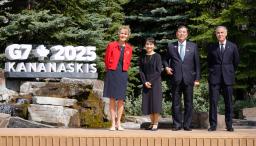 　Ｇ７サミット会場のカナダ西部カナナスキスで、カナダのカーニー首相（右端）の出迎えを受け記念写真に納まる石破首相（右から２人目）＝１６日（共同）