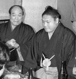 　親子で大関となった初代増位山の三保ケ関親方（左）と２代目増位山の沢田昇さん＝１９８０年１月