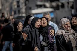 　１７日、ガザ北部ガザ市で、イスラエルの攻撃による親族の死を嘆く人々（ゲッティ＝共同）