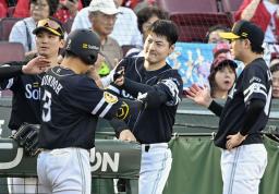 　１回、先制２ランを放った近藤を迎えるソフトバンク・有原（左から３人目）＝マツダ