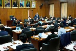 　選択的夫婦別姓制度を導入する民法改正案などの参考人質疑が行われた衆院法務委＝１７日午前