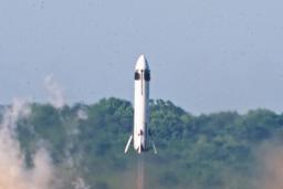 　ホンダが成功した再使用型小型ロケットの離着陸実験の様子＝１７日、北海道大樹町