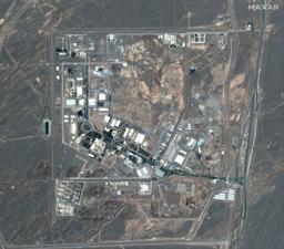 　攻撃を受けたイラン中部ナタンズにある核関連施設の衛星写真＝１５日（マクサー・テクノロジーズ提供、ロイター＝共同）