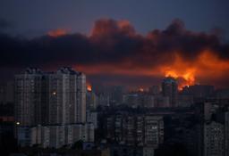 　１７日、ウクライナの首都キーウで、ロシアのミサイル攻撃により上がる炎（ロイター＝共同）