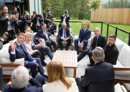 　Ｇ７サミットの討議に臨む石破首相（奥左）ら。右端はウクライナのゼレンスキー大統領、奥右はベセント米財務長官＝１７日、カナダ西部カナナスキス（共同）