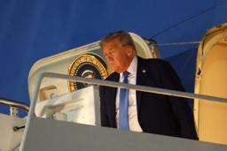 　Ｇ７サミットから帰国し、大統領専用機を降りるトランプ米大統領＝１７日、ワシントン郊外のアンドルーズ空軍基地（ロイター＝共同）