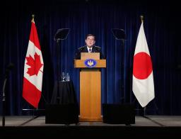 　Ｇ７サミットへの出席を終え、記者会見する石破首相＝１７日、カナダ・カルガリー（共同）