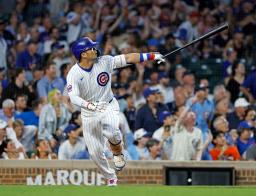 　ブルワーズ戦の５回、１８号３ランを放つカブス・鈴木＝シカゴ（共同）