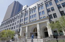　国税庁が入る庁舎＝４月