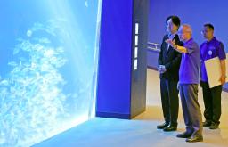 　「のとじま水族館」を視察される秋篠宮さま＝１８日午後、石川県七尾市（代表撮影）