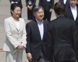 　戦後８０年の戦没者慰霊のため、広島県へ出発される天皇、皇后両陛下＝１９日午前、羽田空港