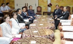 　与野党党首会談に臨む石破首相（右から２人目）、立憲民主党の野田代表（同３人目）ら＝１９日午後、国会