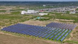 　北海道釧路市に設置された太陽光パネル＝１日（ドローンから）