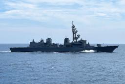 　フィリピン・ルソン島沖の南シナ海で、フィリピン海軍と合同軍事演習を行う海自の護衛艦「たかなみ」＝１４日（共同）