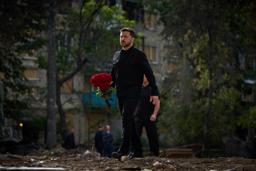 　１９日、攻撃を受けたキーウのアパートを訪れたウクライナのゼレンスキー大統領（ウクライナ大統領府提供・ロイター＝共同）