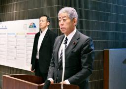 　外務省で記者団の取材に応じる岩屋外相＝２０日午前