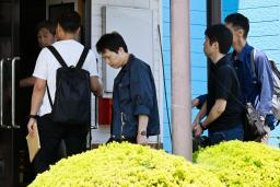 　マッサージ店へ家宅捜索に入る警察官＝１８日、栃木県那須塩原市