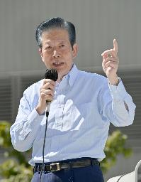　街頭演説で支持を訴える公明党の山口那津男元代表＝２０２５年６月、東京都品川区