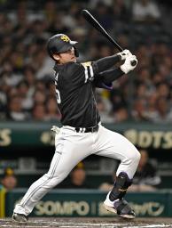 　１０回ソフトバンク２死三塁、代打石塚が右中間に勝ち越しの二塁打を放つ＝甲子園