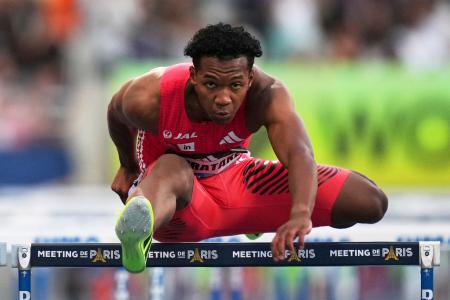 　第８戦の男子１１０メートル障害決勝で力走する村竹ラシッド＝パリ（ＡＰ＝共同）