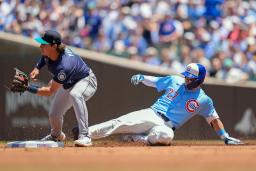 　マリナーズ戦の１回、二塁打を放ち滑り込むカブス・鈴木＝シカゴ（ＡＰ＝共同）