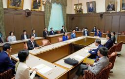 　参院財政金融委の理事会に臨む与野党の理事ら＝２１日午前