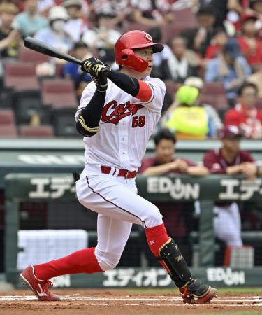 　１回広島無死、大盛が右越えに先頭打者本塁打を放つ＝マツダ