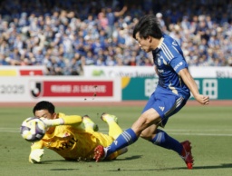 　町田―鹿島　前半、先制ゴールを決める町田・相馬。ＧＫ早川＝Ｇスタ