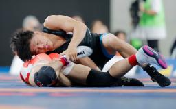 　男子フリー６５キロ級準決勝で西内悠人（下）を攻める清岡幸大郎＝東京体育館
