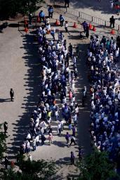 　東京都議選の選挙戦最終日、候補者らの街頭演説に集まった有権者たち＝２１日午後、都内（共同通信社ヘリから）