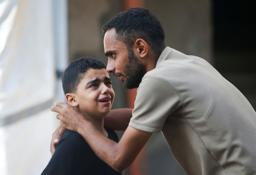 　イスラエルの攻撃による犠牲者の葬式で嘆く人たち＝２１日、ガザ北部ガザ市（ロイター＝共同）