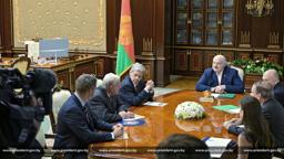 　米国のケロッグ・ウクライナ担当特使らと会談するベラルーシのルカシェンコ大統領＝２１日、ミンスク（ベラルーシ大統領府提供・ロイター＝共同）