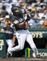 　４回ソフトバンク２死二、三塁、ダウンズが左前に先制の２点打を放つ＝甲子園