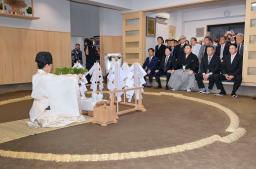 　音羽山部屋で行われた部屋開き。前列中央は音羽山親方＝２２日、東京都墨田区