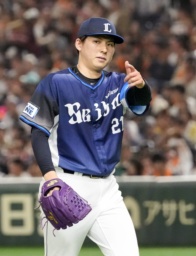 　５回を投げ終え、ベンチに戻る西武・武内。６回無失点で３勝目を挙げた＝東京ドーム